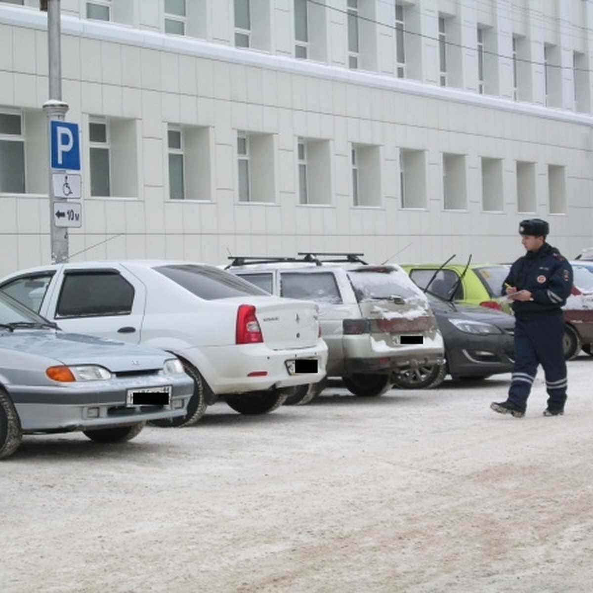 В Сыктывкаре проверили, кто занимает места парковки для инвалидов - KP.RU