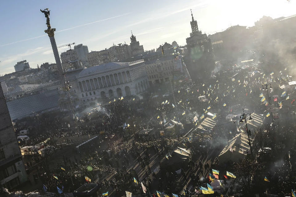 Два митинга, два лагеря разделенные 300-от метровой «ничьей» полосой Хрещатика и стеной автобусов со спецназом