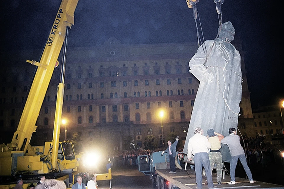 При Ельцине Лубянка могла разделить  судьбу памятника  Железному Феликсу.