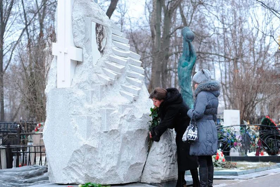 Поклонники помянули Александра Гавриловича на Ваганьковском кладбище.