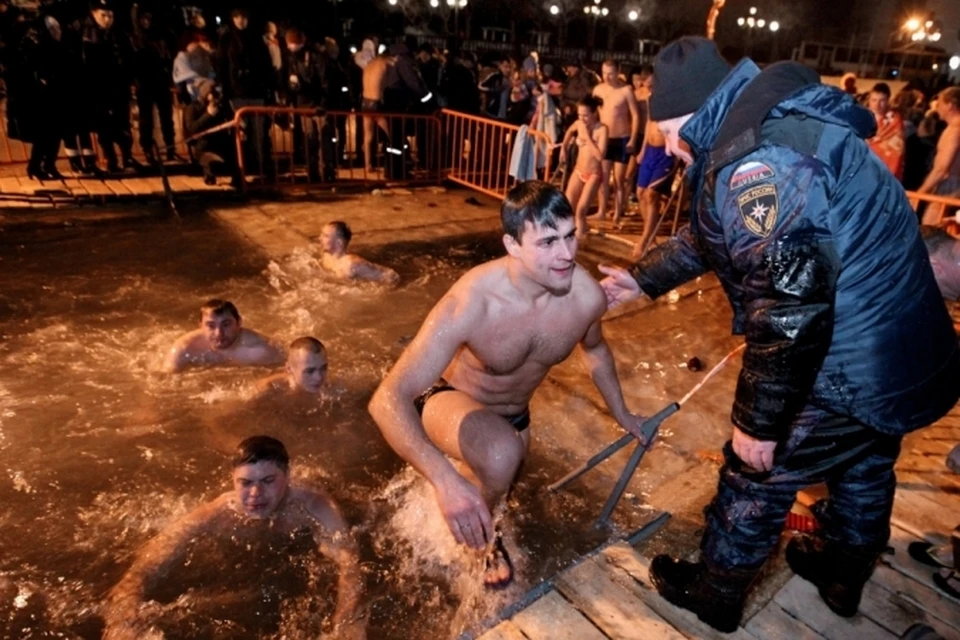 крещение 2023 купель тихона задонского. дождь на крещение. крещение в казани 2023. холодная прорубь. саввино сторожевский крещенские купания.