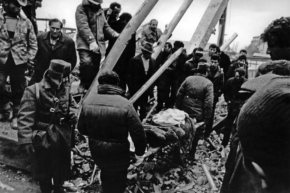 1988, Армения. Работы по спасению выживших и ликвидации последствий трагедии в Спитаке вели силы Гражданской обороны СССР, армия и добровольцы.