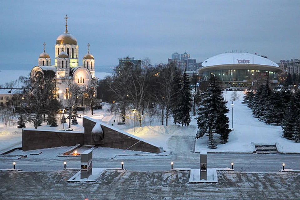 Самара зимой фото. Самарская площадь зимой. Зимние достопримечательности Самары. Зимняя площадь славы. Красивая зимняя Самара.