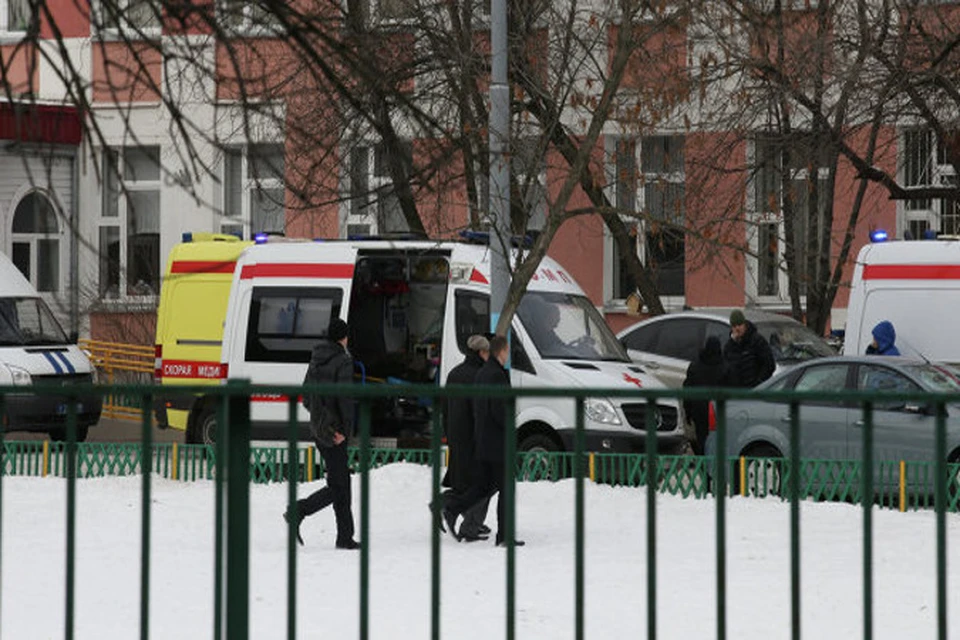 Москвич устроил стрельбу в школе и взял в заложники учеников