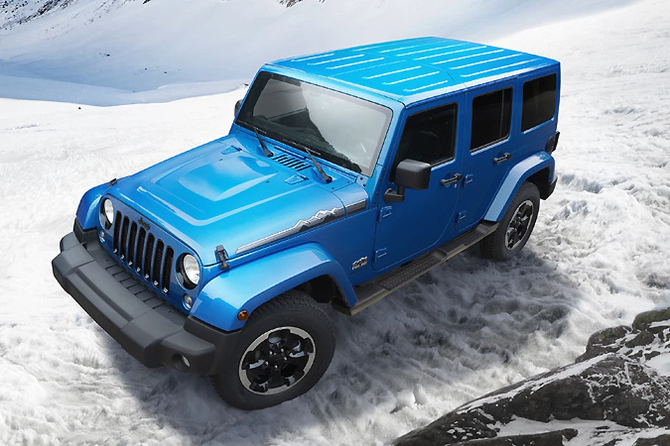 Экстерьер автомобиля выполнен в новом для Jeep Wrangler ярком цвете Hydra Blue.