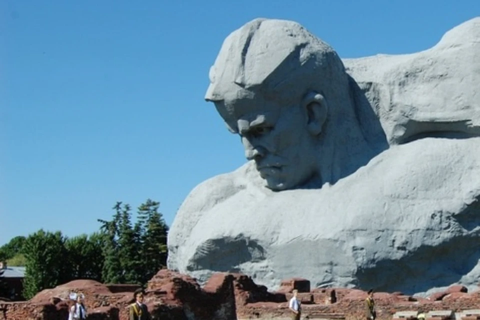 CNN назвала памятник защитникам Брестской крепости «уродливым»