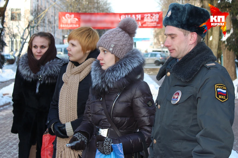Журналист "Комсомолки" (вторая справа) решила узнать, каково это - охранять на здешних улицах покой.