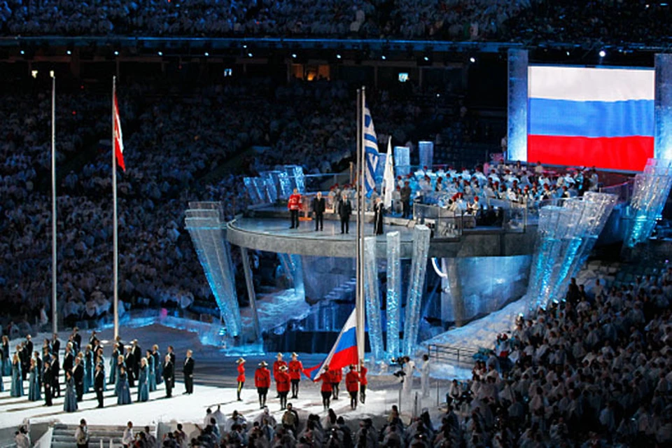 Поднятие флага России - страны будущих ХХII зимних Олимпийских игр - на церемонии закрытия зимней Олимпиады в Ванкувере