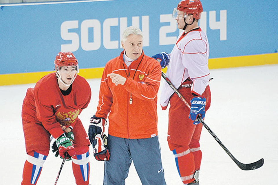 Зинэтула Билялетдинов (в центре) делает последние расстановки по звеньям в сборной России.