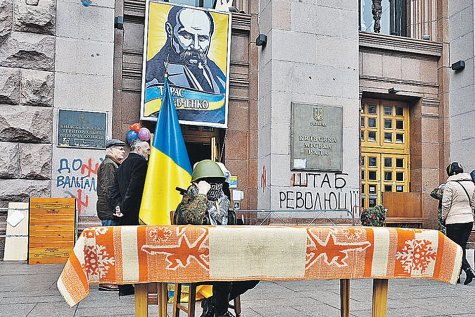 За этим столом представители ОБСЕ и евромайдана и подписали акт о передаче здания законному владельцу - киевской мэрии.