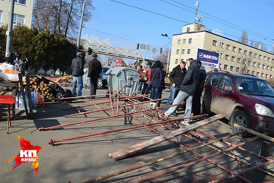 Возле киевского городского аэропорта Жуляны не протолкнуться