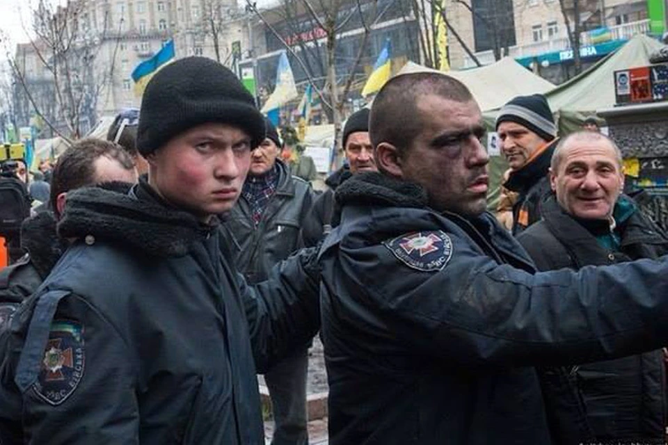 И уж конечно этим ребятам меньше всего интересны версии всевозможных защитников президента о том, что лавирования и шатания Януковича — это очередной хитрый тактический ход