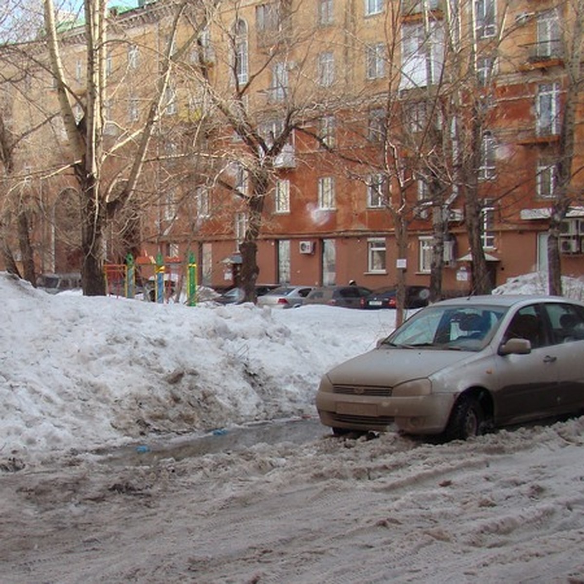 Неубранные снежные кучи в кемеровских дворах мешают и пешеходам, и  автомобилистам - KP.RU