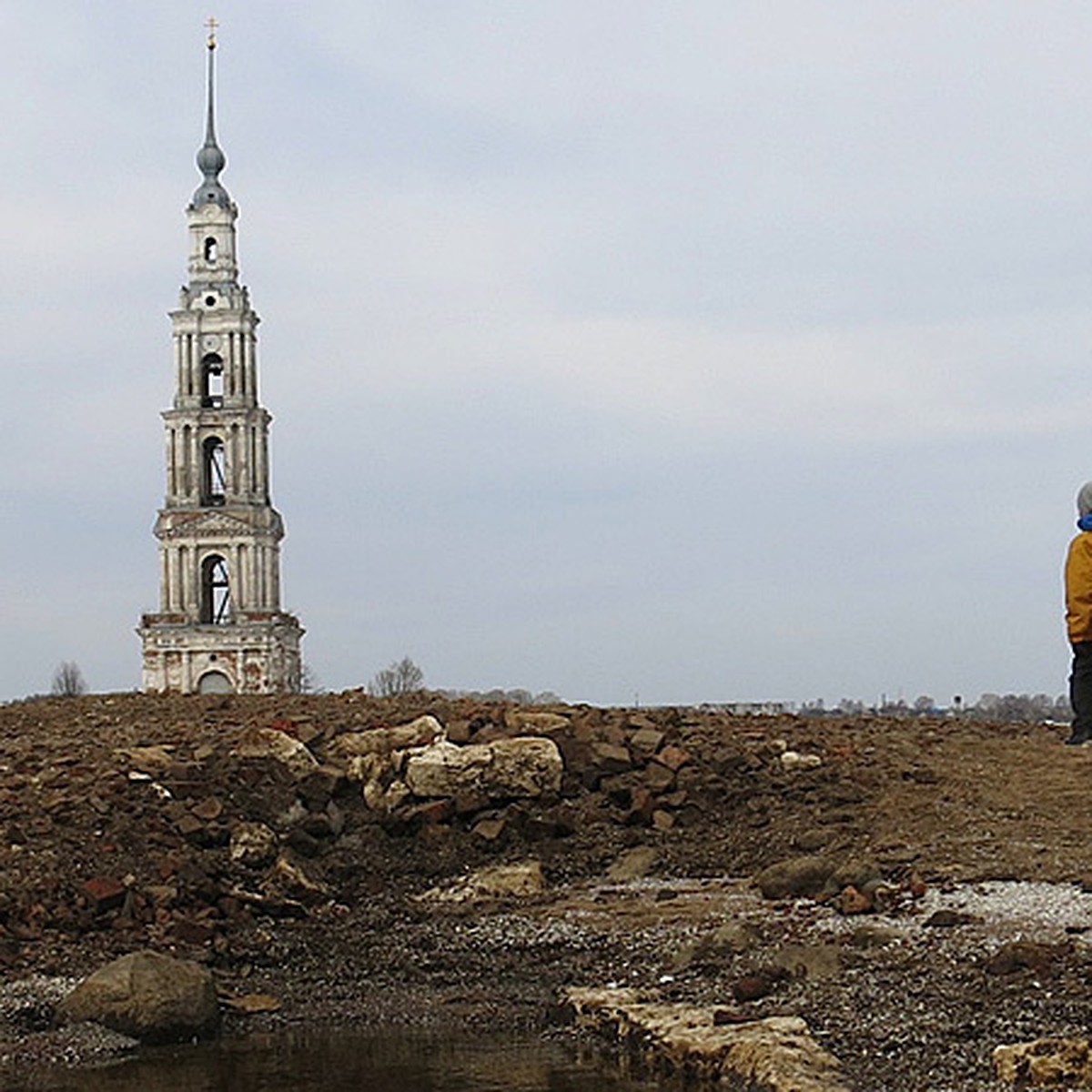 Затопленная колокольня в Калязине «вышла» из воды - KP.RU