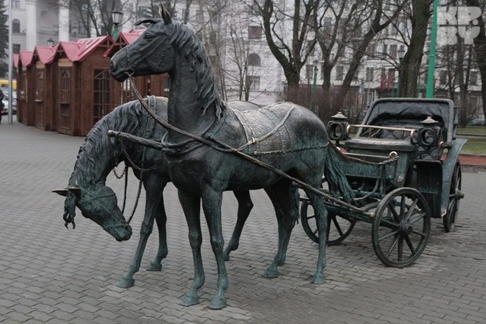 Живые городские скульптуры, едва прописавшись на улицах, тут же обрастают приметами и легендами
