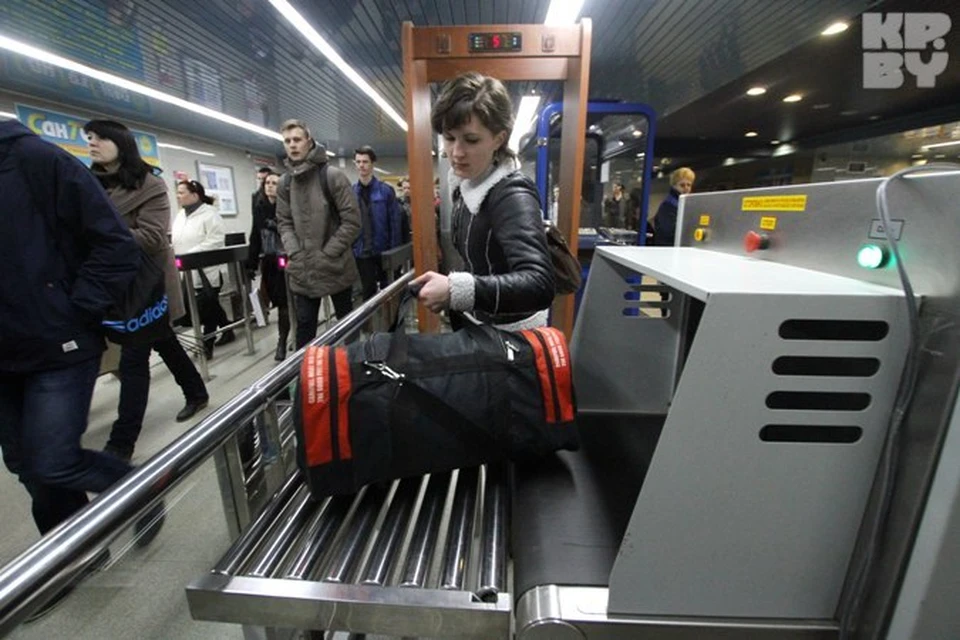 Что нашли в метро. Ящик метро. Что проверяют сумки в метро. Ящики в метро для проверки.