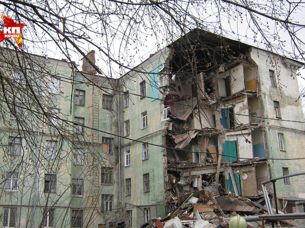 ЧП в Нижнем: В Ленинском районе обрушилась стена пятиэтажки, под завалами  ищут людей - KP.RU