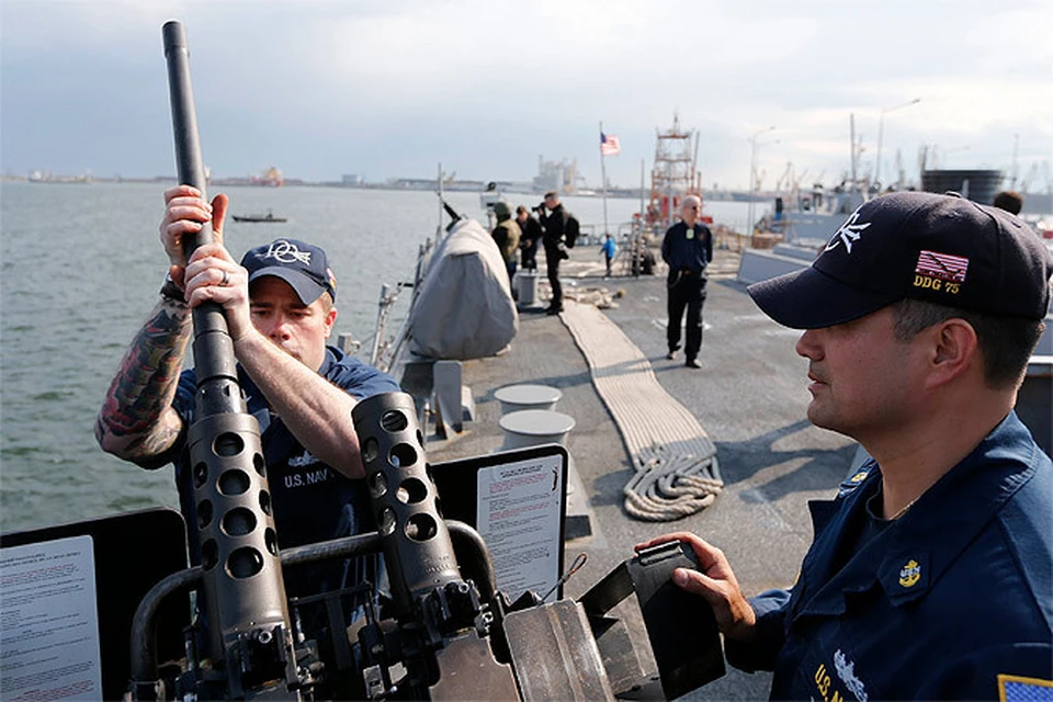 Военные моряки эсминца ВМФ США "Дональд Кук" занимаются обслуживанием вооружения корабля