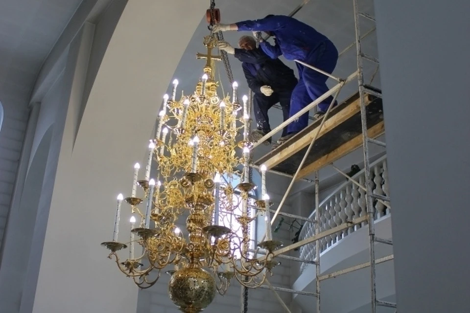 Храм неупиваемая чаша пермь. Паникадила Захряпина. Паникадило на Пасху. Виноградова Пермь Православие.