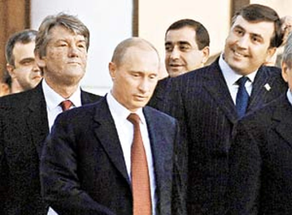 В прошлом году Ющенко (слева) и Саакашвили (справа) были гостями Владимира Путина на саммите СНГ в Казани. На этот раз не сложилось.