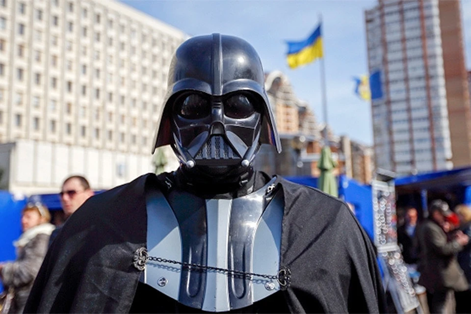 Дарт Вейдер не смог проголосовать на выборах президента Киева из-за шлема