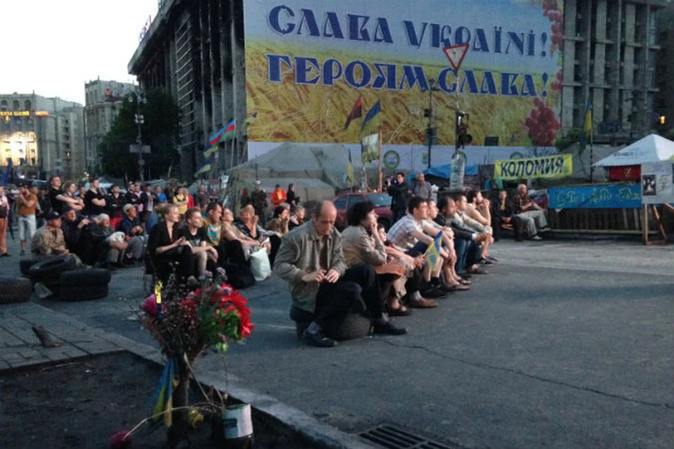 Жители Майдана смотрят выпуск новостей после выборов