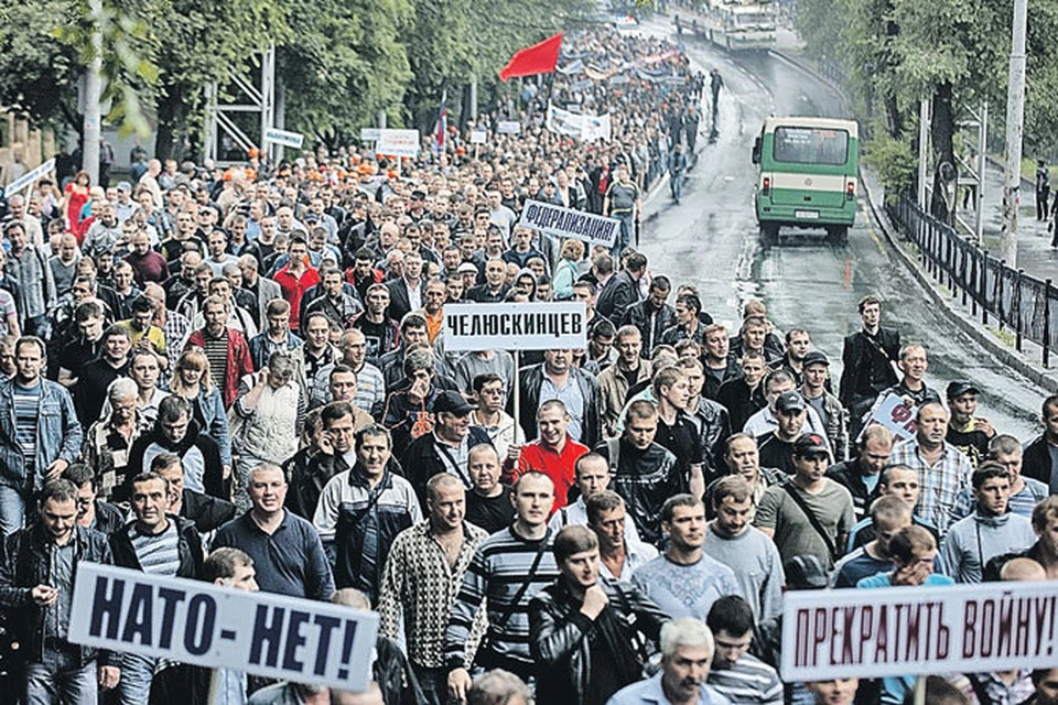 Десятки тысяч жителей Донбасса вышли 18 июня на демонстрацию в Донецке, требуя от Киева прекращения войны и уважения их выбора на референдуме о независимости.