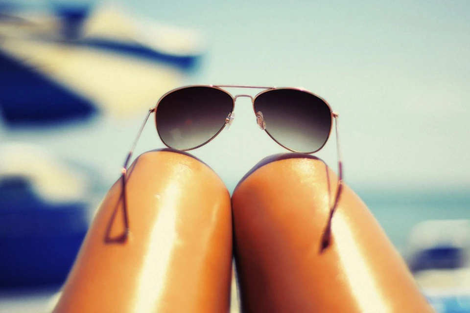 Снимки загорелых женских ног на фоне летнего пейзажа – один из самых популярных вариантов отпускного «селфи».