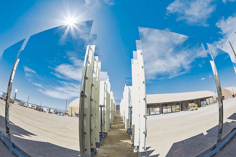 Солнечные зайчики, полученные от 170 тысяч таких зеркал, нагревают паровой котел и заставляют вращаться турбины.