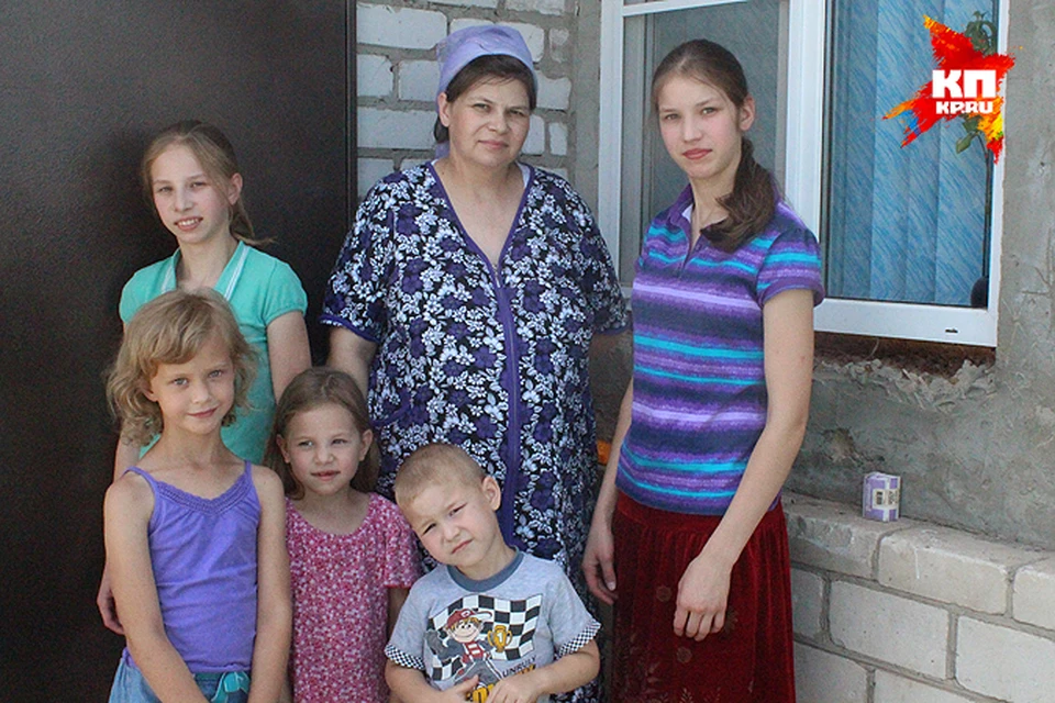 Анна с мужем и детьми решили бежать в Россию, когда снаряды стали разрываться рядом с домом.