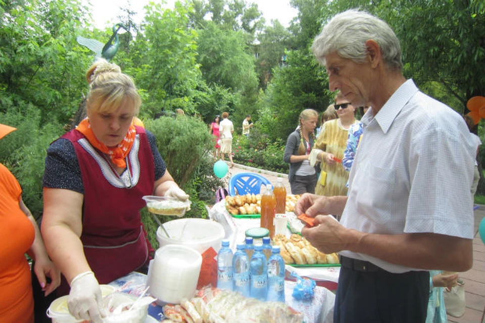 За "комсомольской" окрошкой выстраивались целые очереди