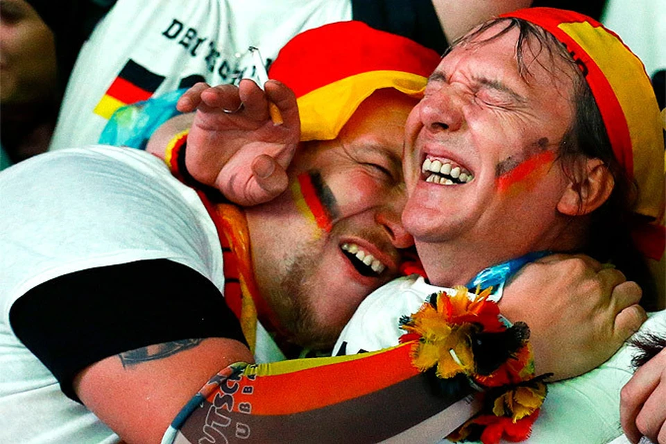 Фанаты немецкой сборной радуются успеху своих в полуфинале