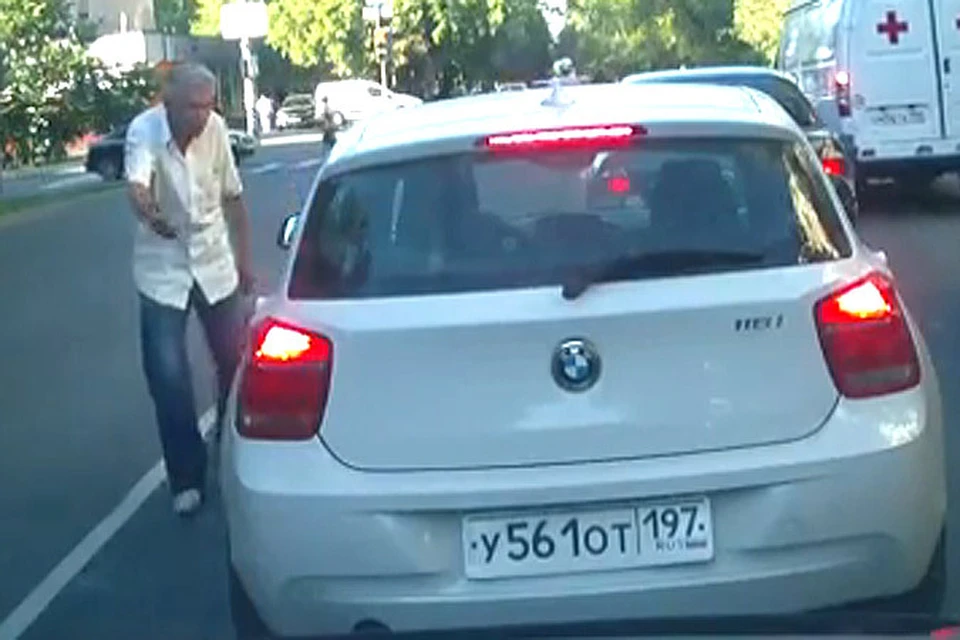 Водитель "ВMW" сбил в Москве машиной пожилого таксиста