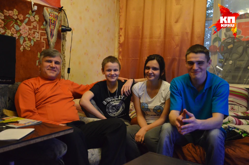Брендон (второй слева) живет с братом, сестрой и отцом в комнатушке коммуналки.