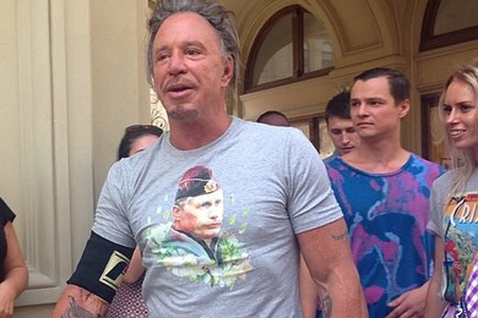Микки Рурк купил в ГУМе футболку с изображением Владимира Путина