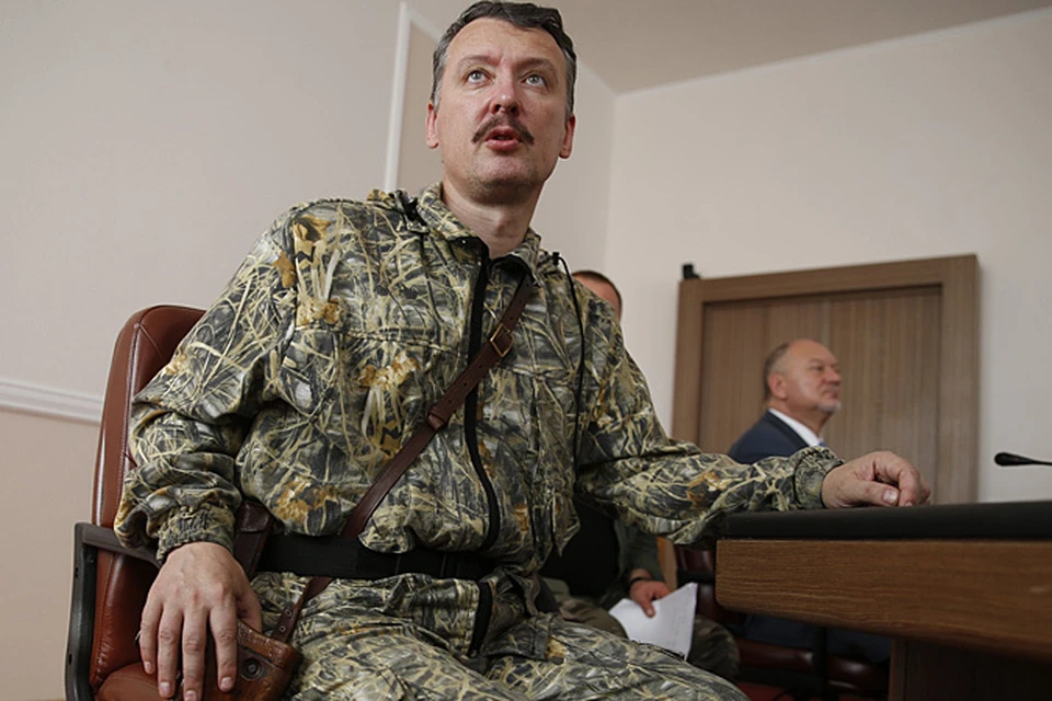 Всего за сутки, министра обороны Донецкой народной республики успели «тяжело ранить», «отправить в Москву, потом в Севастополь», и, наконец, «уволить с поста»