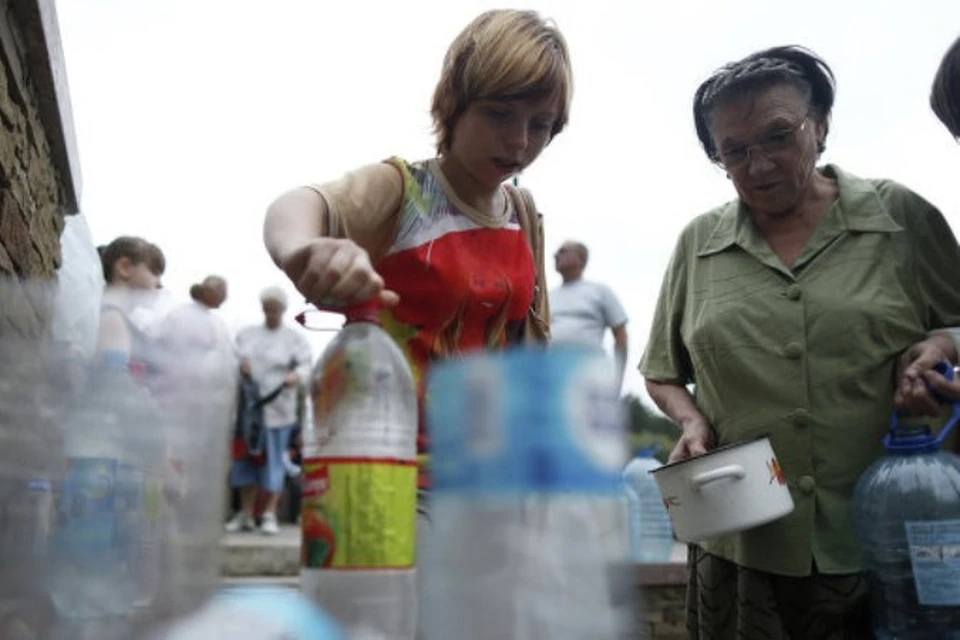 За любой водой в Донецке выстраивается очередь