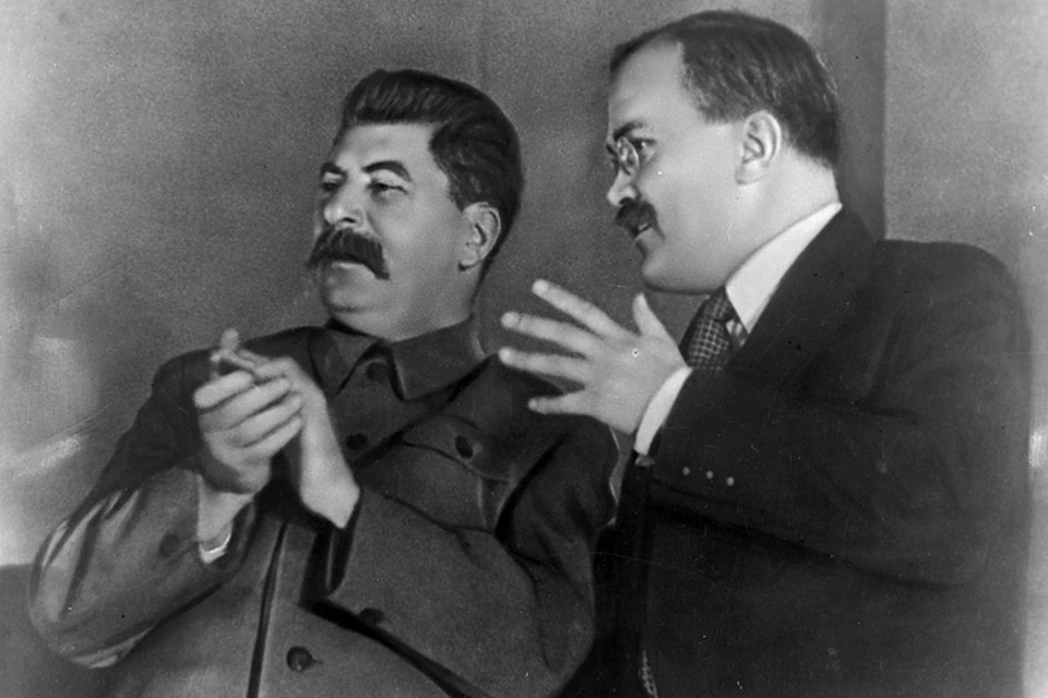 Иосиф Виссарионович Сталин (слева) и Вячеслав Михайлович Молотов (справа)