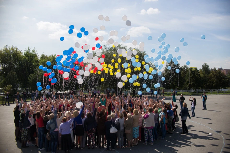 По задумке авторов антивоенного клипа, в небе шарики цветов российского и украинского флагов перемешаются. Это символ единения братских народов