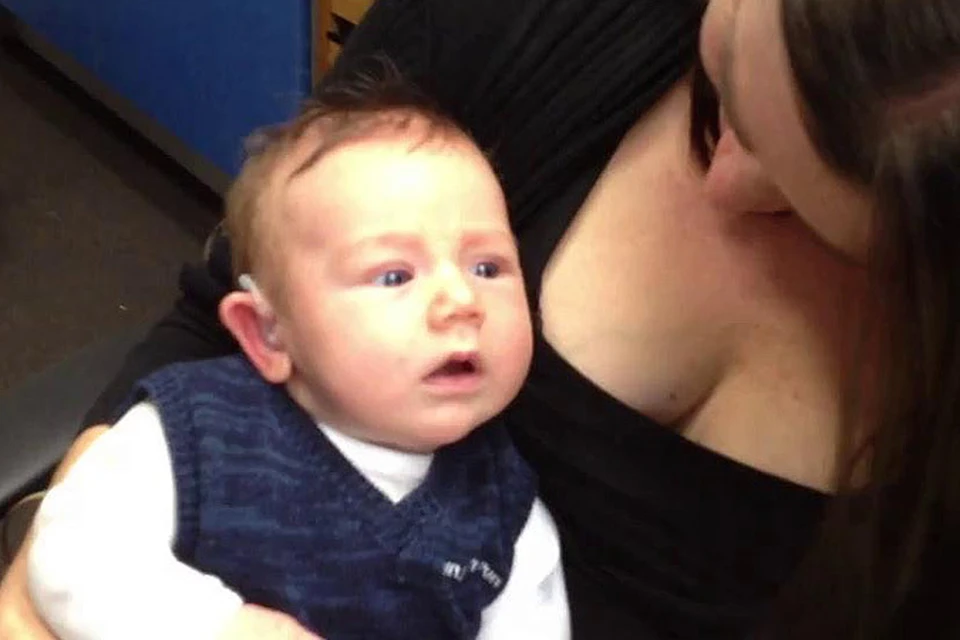 Глухонемой от рождения семинедельный малыш впервые слышит голос своей мамы