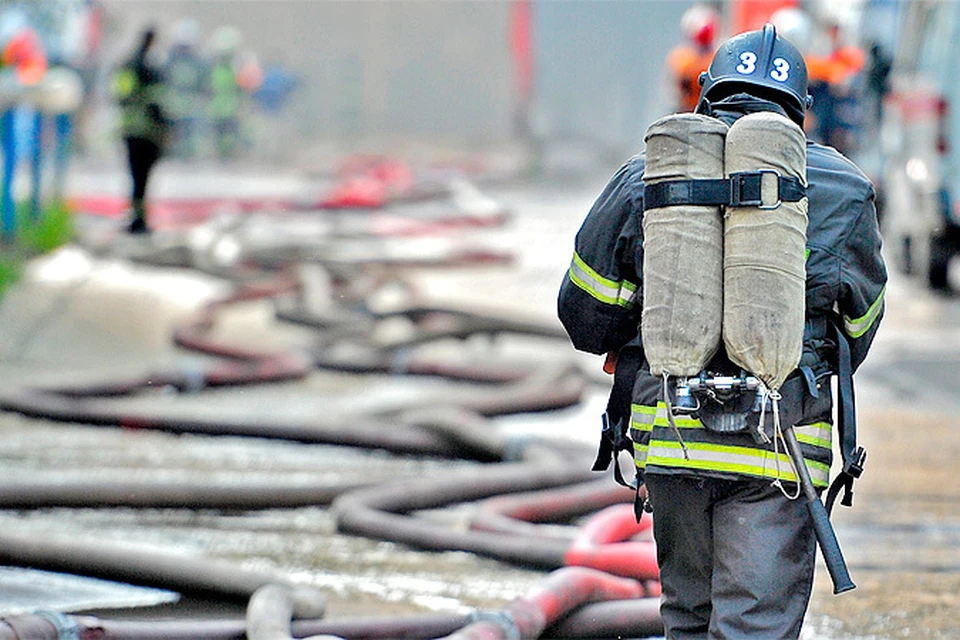 Пожарные и следователи выясняют причины возгорания и обстоятельства смерти семьи