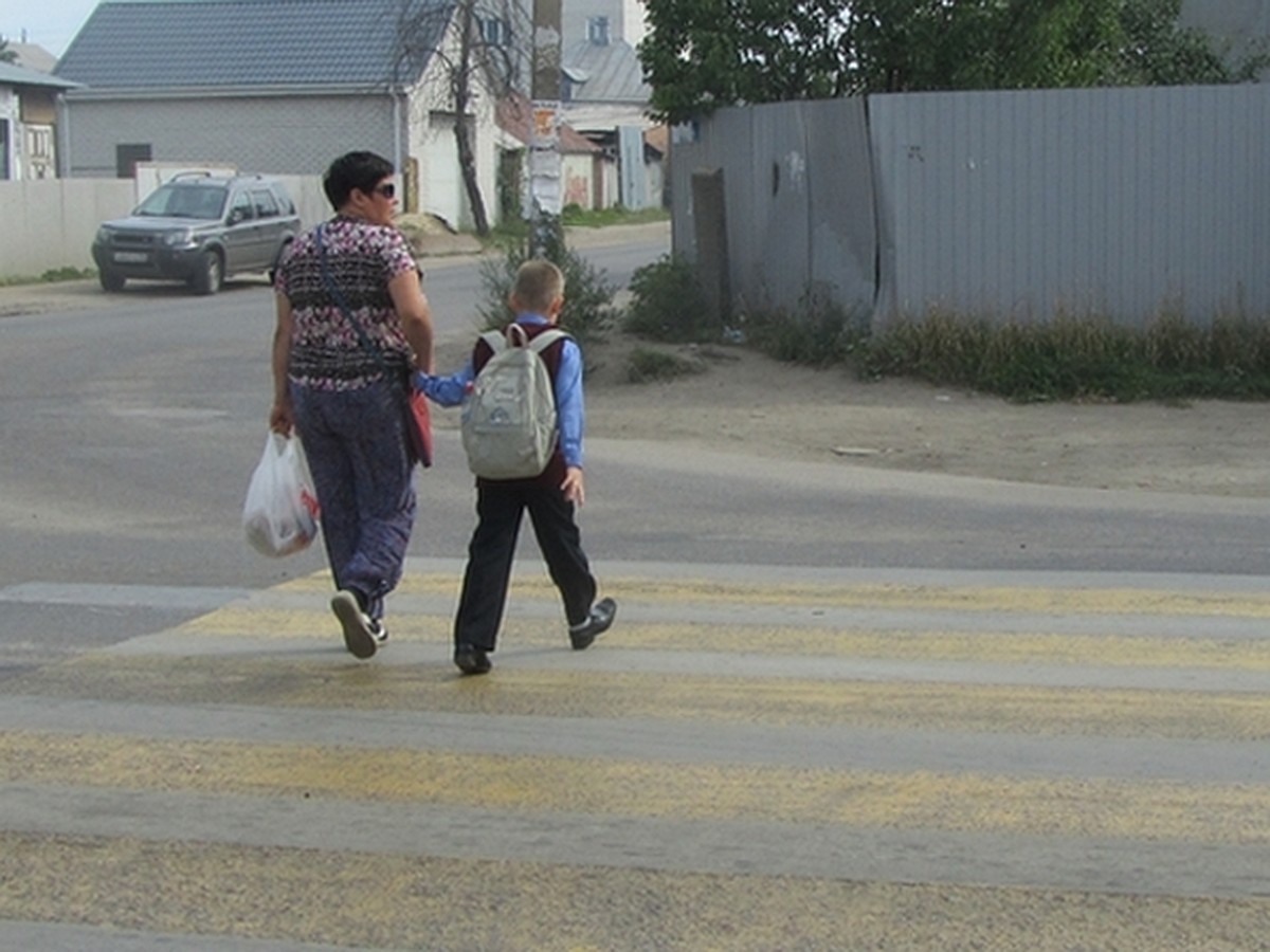 В воронежской школе дети опаздывают на уроки, потому что не могут перейти  через дорогу - KP.RU