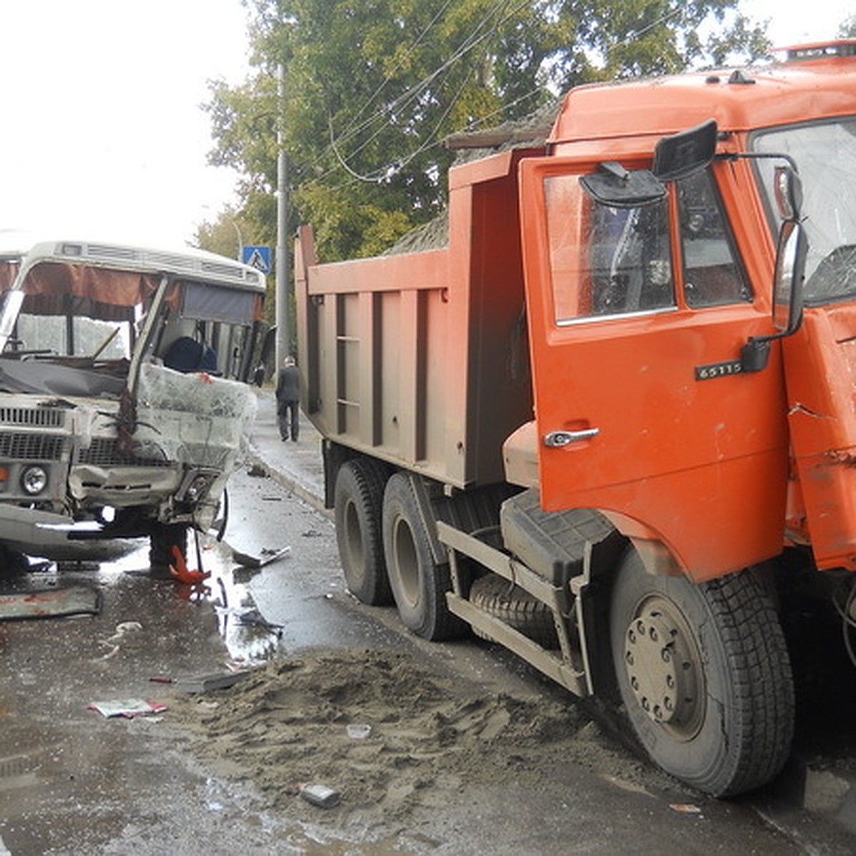 На окраине Новосибирска КамАЗ врезался в пассажирский автобус: шесть  пострадавших - KP.RU