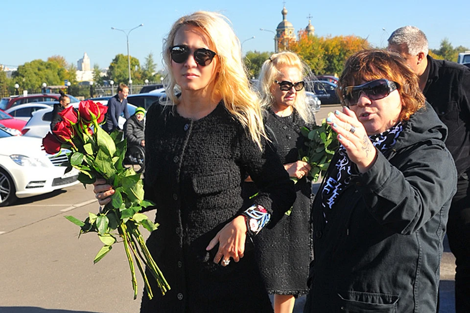 Уже под конец церемонии у гроба появилась супруга Плющенко Яна Рудковская