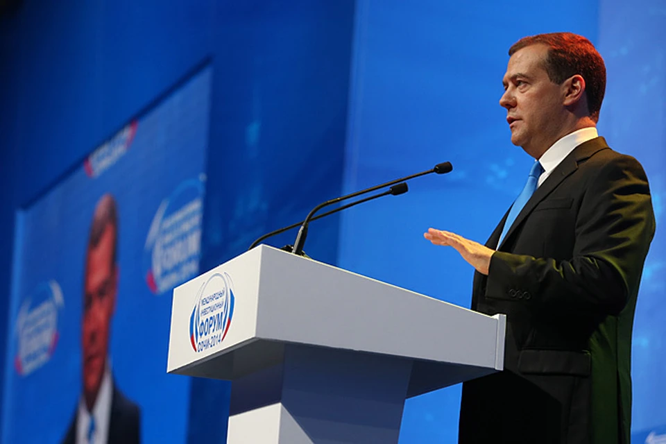 Наш курс мы менять не будем, основные принципы макроэкономической политики сохраним, - заявил Медведев
