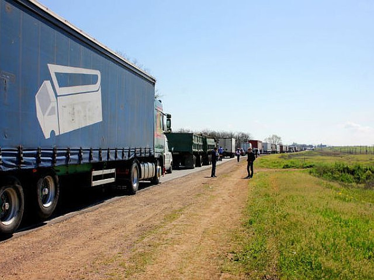 Украинские пограничники требуют мзду за проезд в Крым - KP.RU