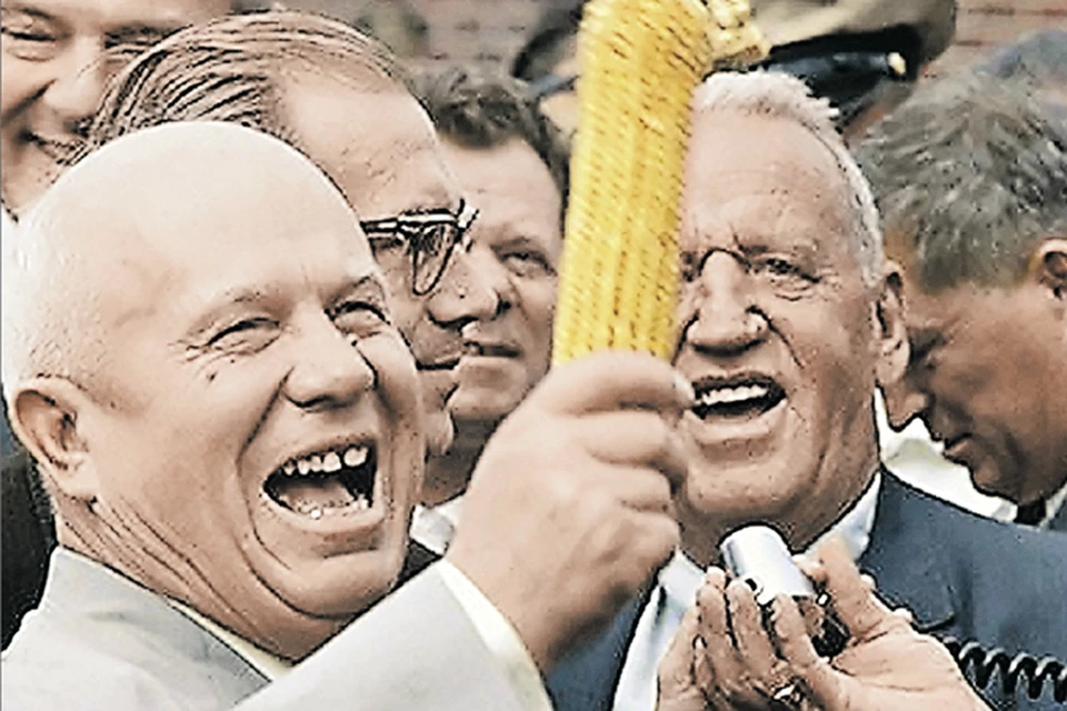 Никита Хрущев и фермер Россуэл Гарст оценивают урожай американской кукурузы. Снимок сделан в штате Айова в сентябре 1959 г. во время визита главы СССР в США. Фото: EAST NEWS