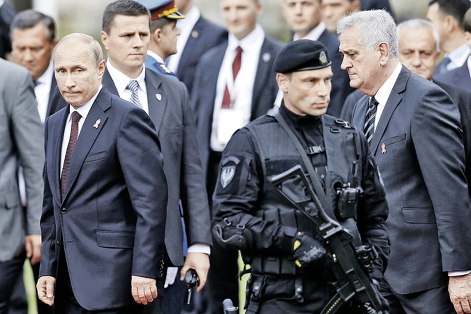 Безопасность Владимира Путина и Томислава Николича (на фото справа) на военном параде в Белграде обеспечивали суровые сербские спецназовцы.