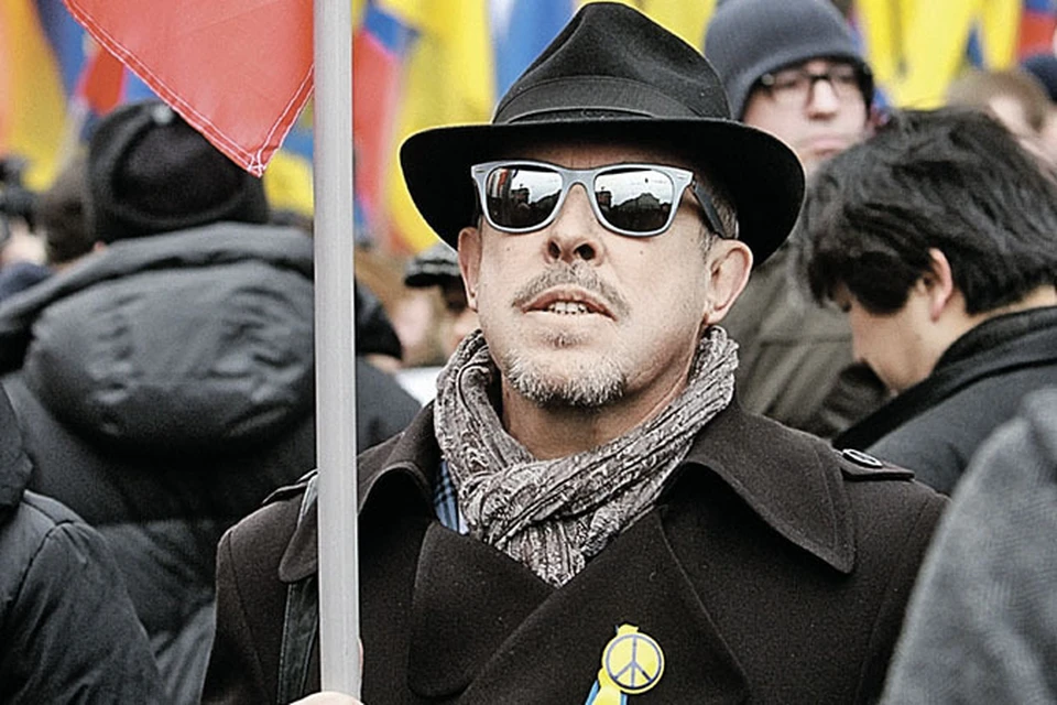 Андрей Макаревич на "Марше мира" с желто-блакитной ленточкой на лацкане. Фото: PhotoXPress.ru