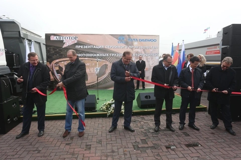 На запуск производства специально прилетел генеральный директор «АВТОТОР Холдинга» Александр Сорокин (крайний справа).
